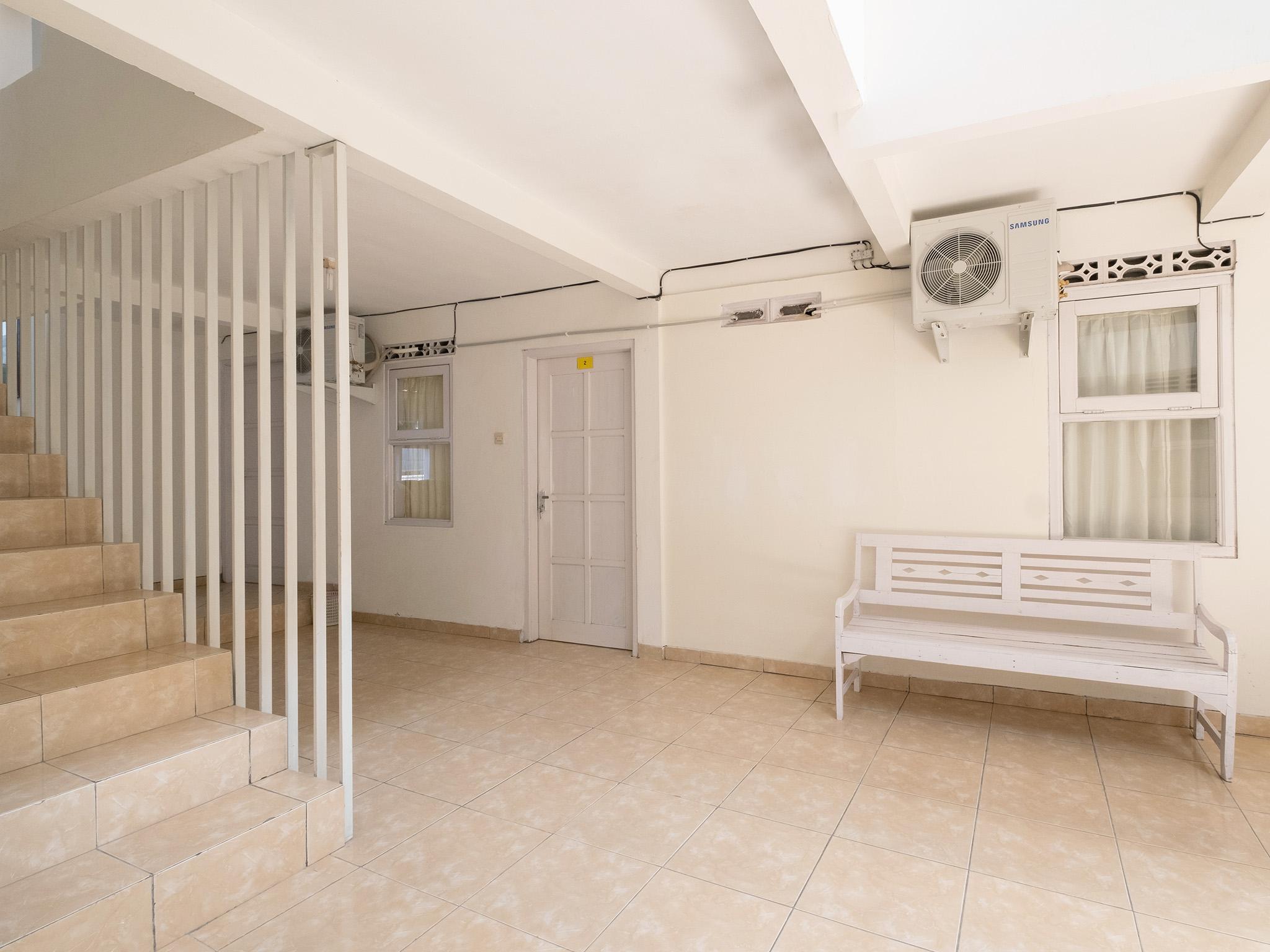 Отель Oyo 2173 Bnv House Babarsari Maguwo Экстерьер фото