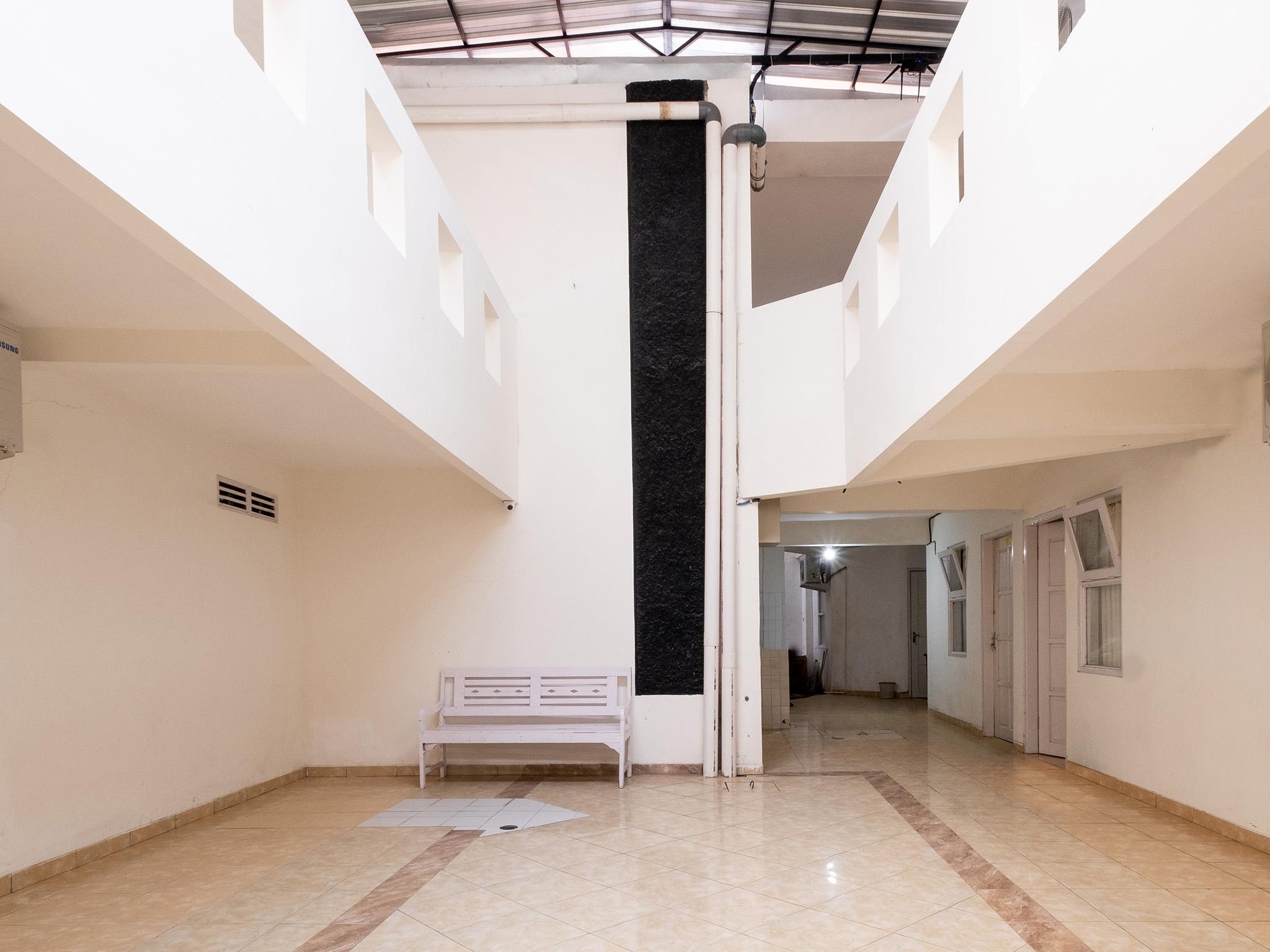 Отель Oyo 2173 Bnv House Babarsari Maguwo Экстерьер фото