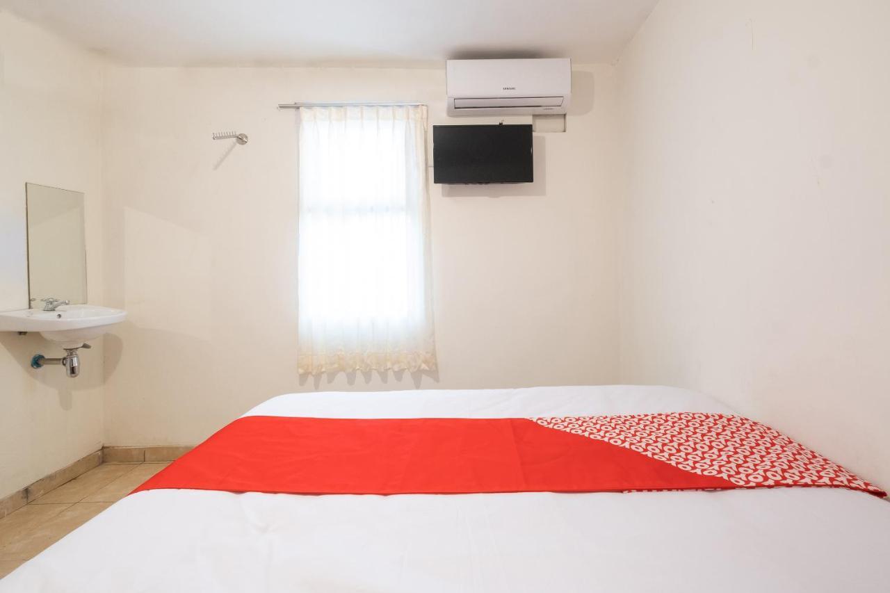 Отель Oyo 2173 Bnv House Babarsari Maguwo Экстерьер фото